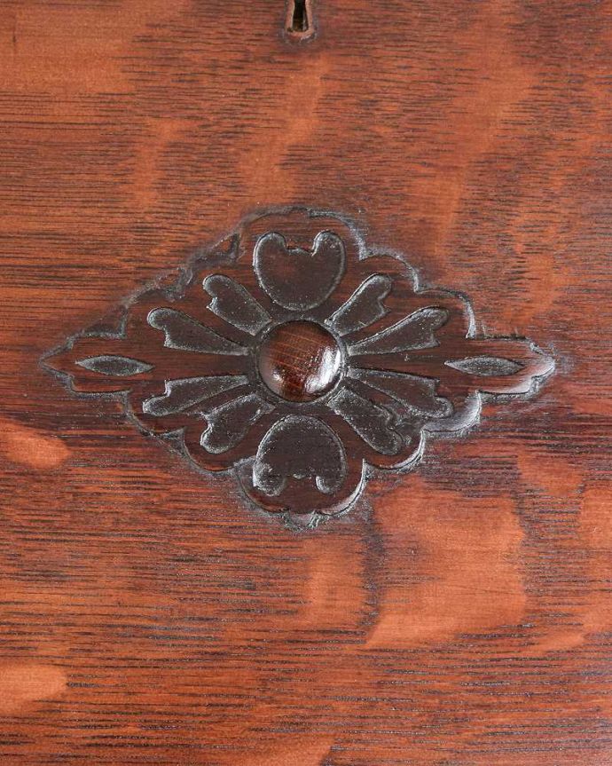 ビューロー アンティーク家具 彫刻が美しいアンティーク英国家具、小ぶりなスチューデントビューロー。惚れ惚れしちゃう美しさこんなに堅い無垢材に一体どうやって彫ったんだろう?と不思議になるくらい細かい彫にうっとりです。(q-1678-f)