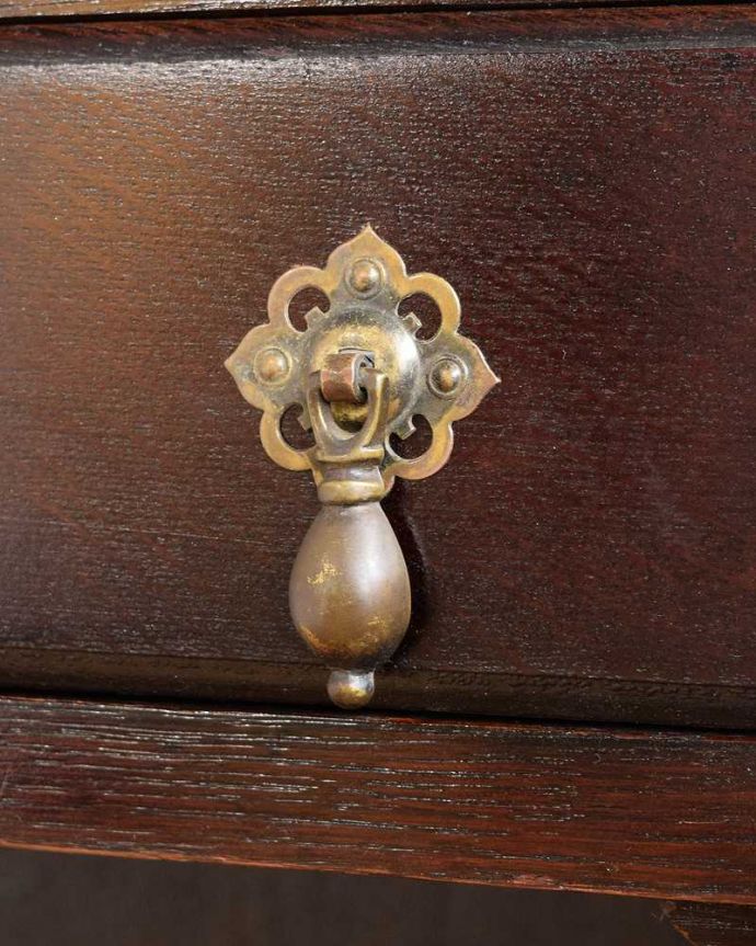 ビューロー アンティーク家具 彫刻が美しいアンティーク英国家具、小ぶりなスチューデントビューロー。アンティークらしい取っ手取っ手にもこだわりが感じられます。(q-1678-f)