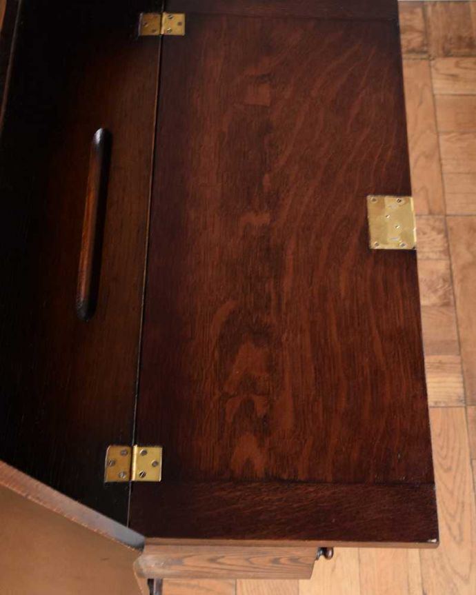 ビューロー アンティーク家具 彫刻が美しいアンティーク英国家具、小ぶりなスチューデントビューロー。天板部分もキレイですやっぱりデスクの天板部分は気になるポイント。(q-1678-f)