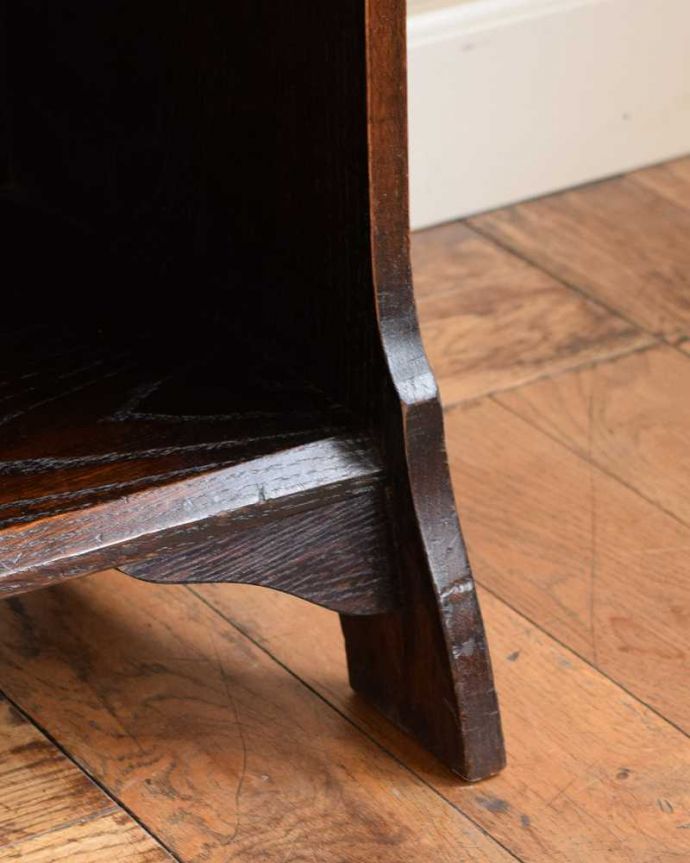 ビューロー アンティーク家具 彫刻が美しいアンティーク英国家具、小ぶりなスチューデントビューロー。女性1人でラクラ運べちゃうんですHandleのアンティークは、脚の裏にフェルトキーパーをお付けしています。(q-1678-f)