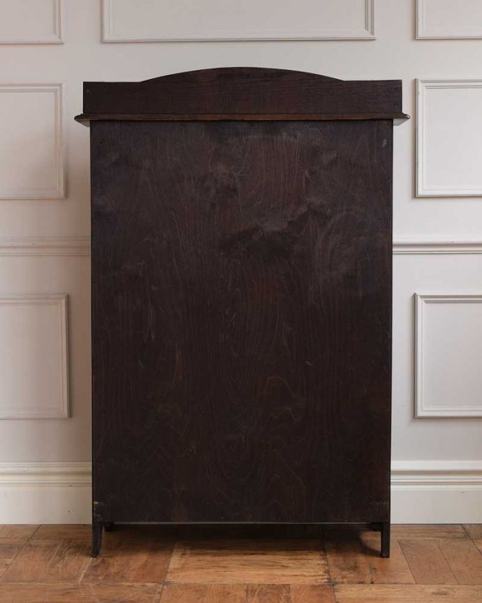 ビューロー アンティーク家具 彫刻が美しいアンティーク英国家具、小ぶりなスチューデントビューロー。もちろん後ろ姿もキレイですアンティークは新品ではないので、もちろん経年変化によるキズはあります。(q-1678-f)