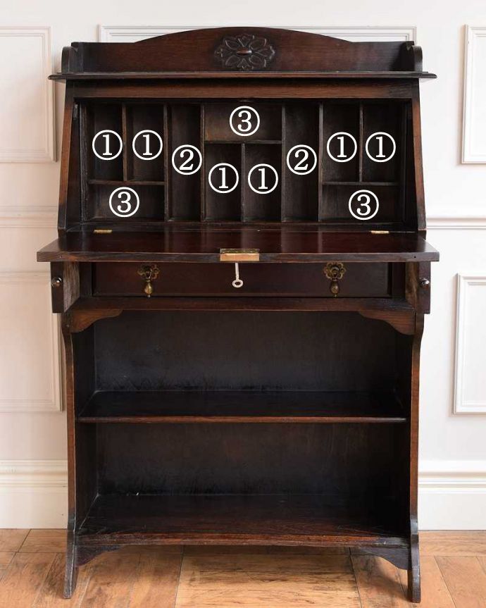 ビューロー アンティーク家具 彫刻が美しいアンティーク英国家具、小ぶりなスチューデントビューロー。お片付け上手になれる仕切り扉の中身は整理整頓しやすいように細かく仕切られています。(q-1678-f)