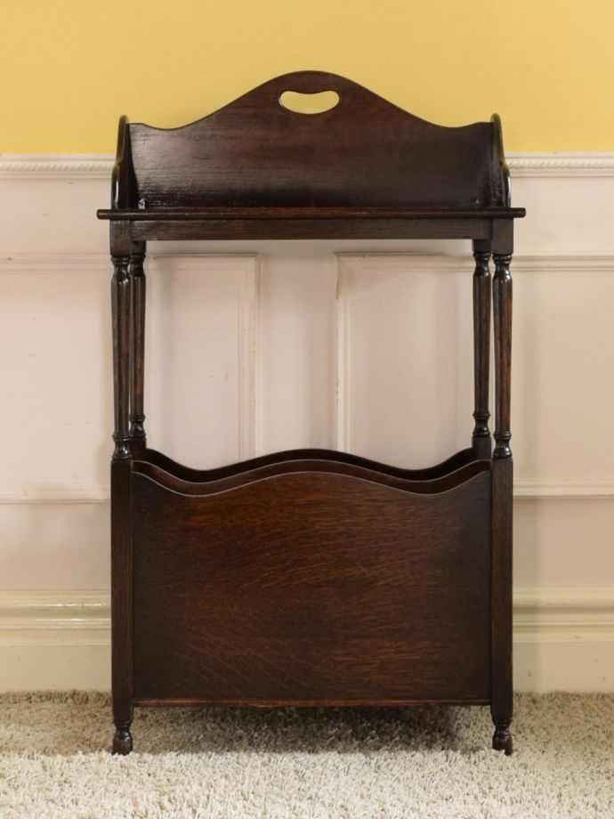 マガジンラックの後ろ姿