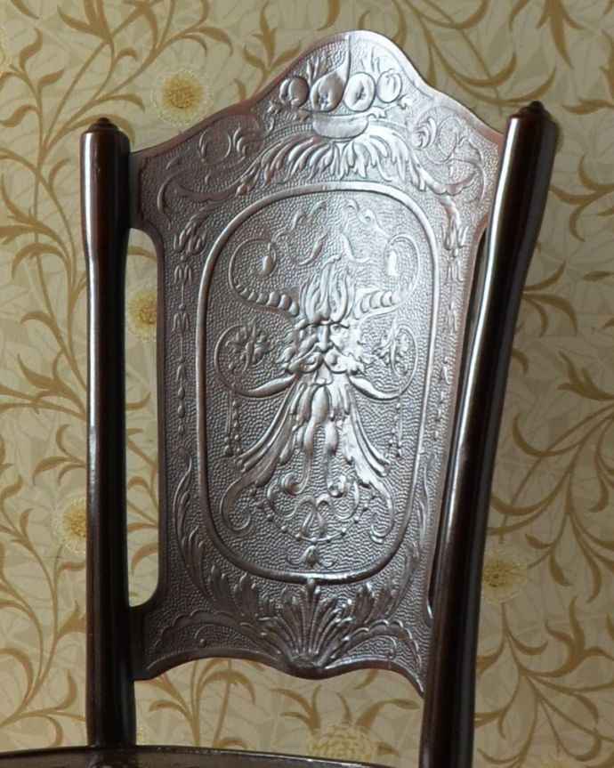 背もたれには魅力的な模様、アンティークベントウッドチェア（パネル