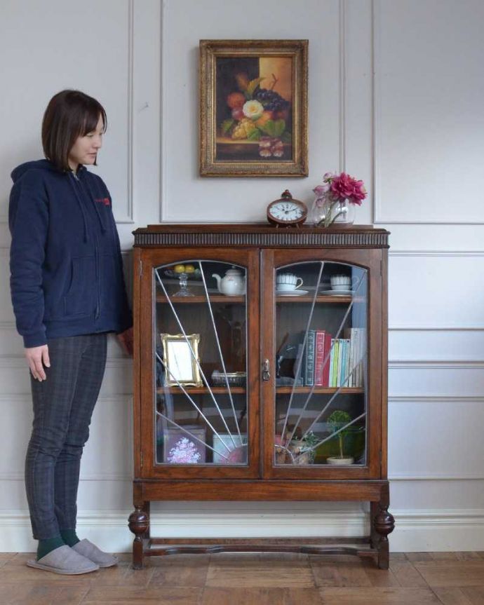 アンティークのキャビネット　アンティーク家具　英国のアンティーク家具、ケイム材でデザインされた美しいガラス扉のブックケース。ステンドグラスの扉が美しいキャビネット扉がステンドグラスになっているから、キャビネットとステンドグラスの両方を一気に手に入れることが出来ちゃうんです。(q-1680-f)