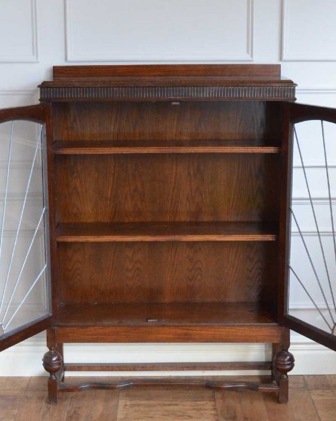 アンティークのキャビネット　アンティーク家具　英国のアンティーク家具、ケイム材でデザインされた美しいガラス扉のブックケース。扉の中は、しっかりと収納できる棚板重いものもたっぷり収納できる木製の棚板タイプ。(q-1680-f)