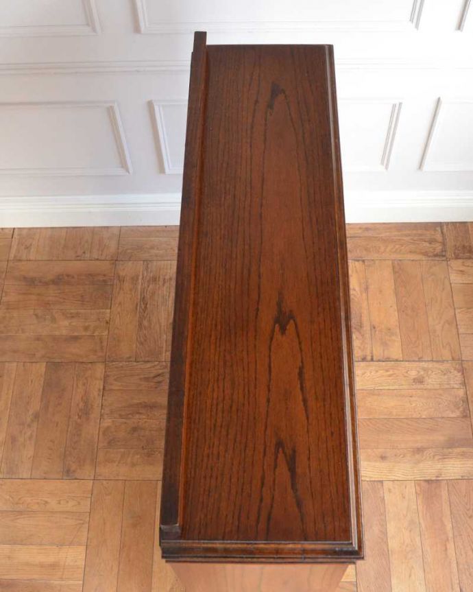 アンティークのキャビネット　アンティーク家具　英国のアンティーク家具、ケイム材でデザインされた美しいガラス扉のブックケース。天板もキレイに仕上げました。(q-1680-f)