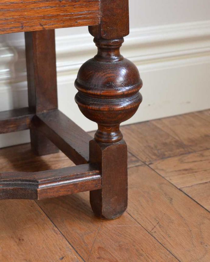 アンティークのキャビネット　アンティーク家具　英国のアンティーク家具、ケイム材でデザインされた美しいガラス扉のブックケース。女性１人でラクラク運べちゃうんですHandleのアンティークは、脚の裏にフェルトキーパーをお付けしています。(q-1680-f)