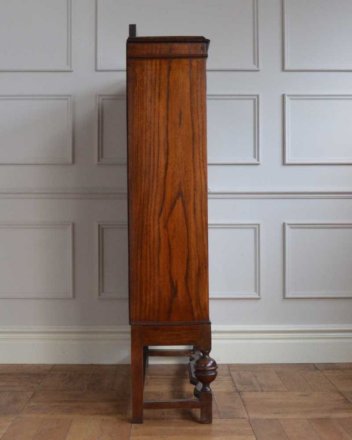 アンティークのキャビネット　アンティーク家具　英国のアンティーク家具、ケイム材でデザインされた美しいガラス扉のブックケース。横から見てもステキもちろん横もキレイに修復していますので、横顔だって美しいんです。(q-1680-f)