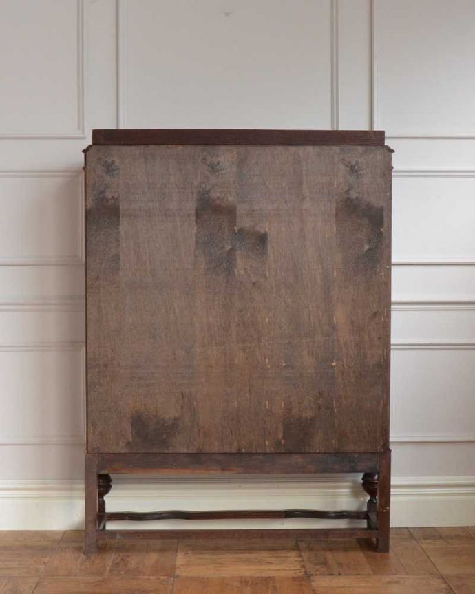 アンティークのキャビネット　アンティーク家具　英国のアンティーク家具、ケイム材でデザインされた美しいガラス扉のブックケース。後ろ姿にも気を使ってますアンティークは新品ではないので、もちろん経年変化によるキズはありますが、専門の職人がキレイにお直しをしているので、後ろ姿までキレイです。(q-1680-f)