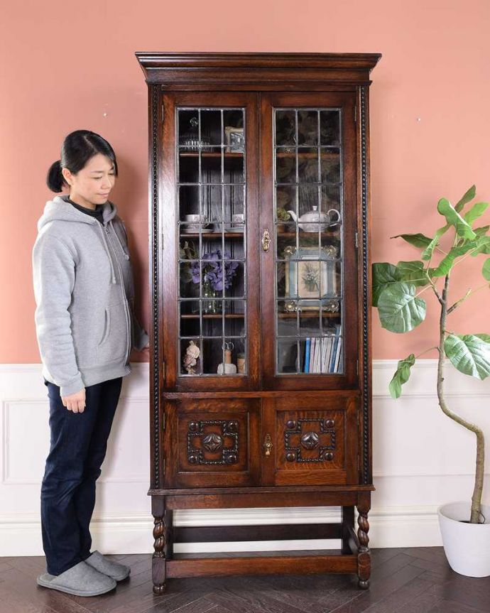 アンティークのキャビネット　アンティーク家具　カッコいいアンティークの英国輸入家具、美しいステンドグラス扉のたっぷり収納できるブックケース 。ステンドグラスの扉が美しいキャビネット扉がステンドグラスになっているから、キャビネットとステンドグラスの両方を一気に手に入れることが出来ちゃうんです。(q-1681-f)