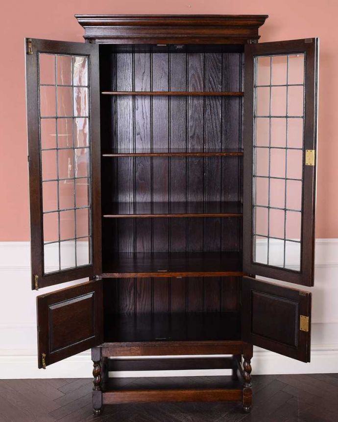 アンティークのキャビネット　アンティーク家具　カッコいいアンティークの英国輸入家具、美しいステンドグラス扉のたっぷり収納できるブックケース 。扉を開けてみると･･･重い本がたっぷり収納できるように頑丈に作られています。(q-1681-f)