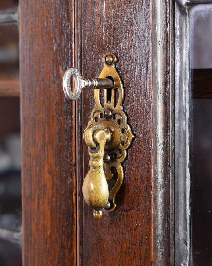 アンティークのキャビネット　アンティーク家具　カッコいいアンティークの英国輸入家具、美しいステンドグラス扉のたっぷり収納できるブックケース 。開ける度にワクワク･･･取っ手もアンティークらしいデザイン。(q-1681-f)