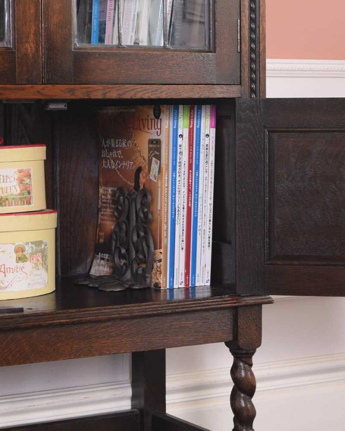 アンティークのキャビネット　アンティーク家具　カッコいいアンティークの英国輸入家具、美しいステンドグラス扉のたっぷり収納できるブックケース 。扉の中は収納たっぷりA4サイズの雑誌までしっかり収納出来ちゃう大きさ。(q-1681-f)