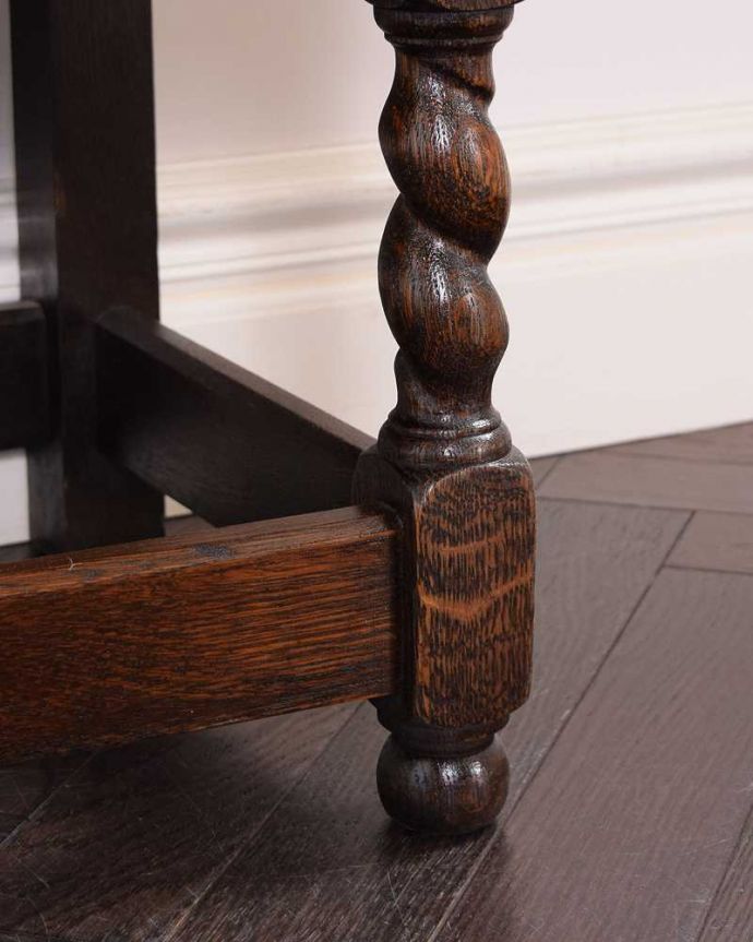 アンティークのキャビネット　アンティーク家具　カッコいいアンティークの英国輸入家具、美しいステンドグラス扉のたっぷり収納できるブックケース 。女性１人でラクラク運べちゃうんですHandleのアンティークは、脚の裏にフェルトキーパーをお付けしています。(q-1681-f)