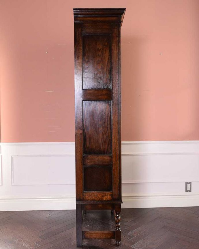 アンティークのキャビネット　アンティーク家具　カッコいいアンティークの英国輸入家具、美しいステンドグラス扉のたっぷり収納できるブックケース 。横から見ても素敵なんですガラスキャビネットはどこから見ても美しい！いろんな角度から中を見て楽んで下さい。(q-1681-f)