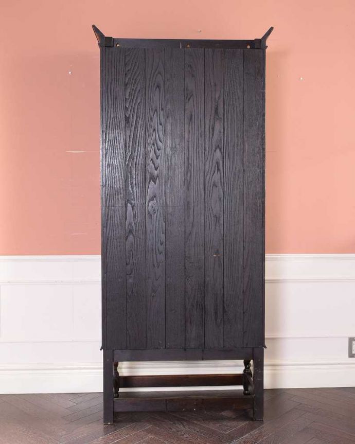 アンティークのキャビネット　アンティーク家具　カッコいいアンティークの英国輸入家具、美しいステンドグラス扉のたっぷり収納できるブックケース 。キレイに修復しました！アンティークは新品ではないので、経年変化によるキズはありますが、専門の職人がキレイにお直しをしているので、後姿までキレイです。(q-1681-f)