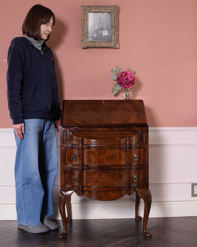 ビューロー　アンティーク家具　アンティーク英国輸入の家具、引き出しのウェーブが優雅なライティングビューロー。1台でチェストとデスク両方使える便利な家具扉を倒すとあっという間にデスクになっちゃうビューロー。(q-1682-f)