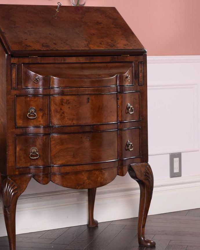 ビューロー　アンティーク家具　アンティーク英国輸入の家具、引き出しのウェーブが優雅なライティングビューロー。アンティークだから手に入る木目の美しさ高級な木材の木目が美しい部分だけを使って造られたビューローは木目自体が装飾。(q-1682-f)