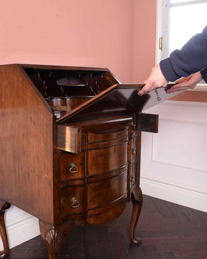 ビューロー　アンティーク家具　アンティーク英国輸入の家具、引き出しのウェーブが優雅なライティングビューロー。あっという間に簡単デスクビューロー部分の扉を前に倒すだけで、デスクが登場！もちろん女性でも簡単です。(q-1682-f)