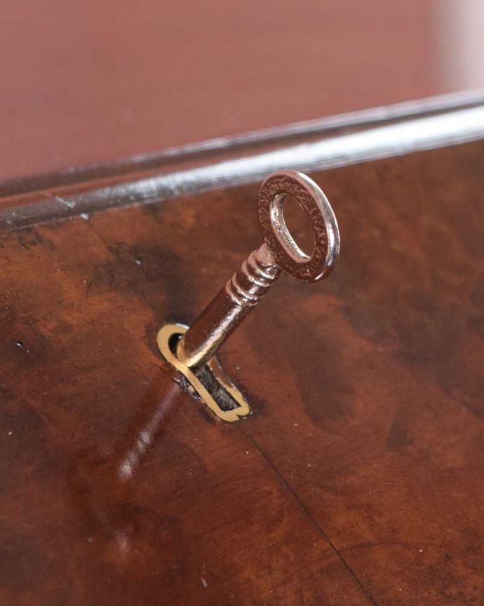 ビューロー　アンティーク家具　アンティーク英国輸入の家具、引き出しのウェーブが優雅なライティングビューロー。ビューロー部分もカギで開け閉めデスクになる扉もカギで開け閉め出来るから、クルっと回す度になんだかワクワクしちゃうんです。(q-1682-f)