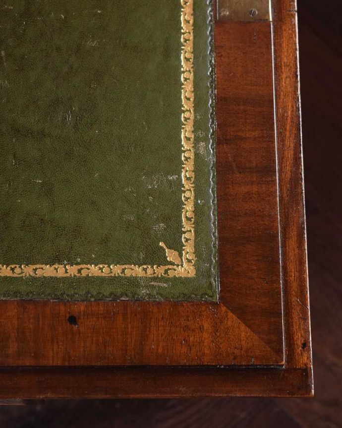 ビューロー　アンティーク家具　アンティーク英国輸入の家具、引き出しのウェーブが優雅なライティングビューロー。デスクの天板を見てみると･･･気になる天板部分もキレイにお直ししました。(q-1682-f)