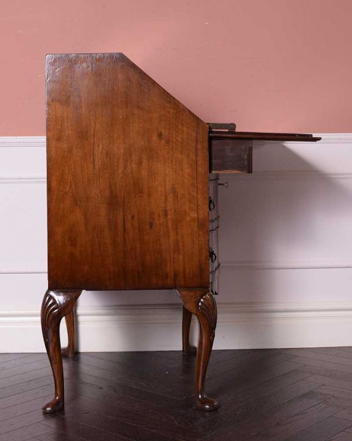 ビューロー　アンティーク家具　アンティーク英国輸入の家具、引き出しのウェーブが優雅なライティングビューロー。横から見ても素敵なんですもちろん、横から見られてもいいようにキレイに仕上げてあります。(q-1682-f)