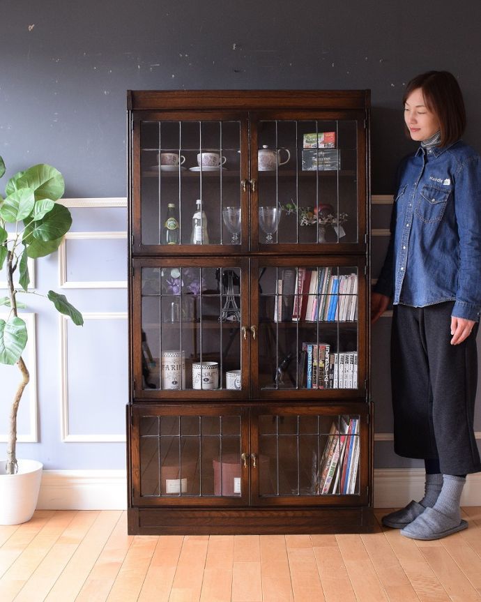 アンティークのキャビネット　アンティーク家具　美しい英国輸入アンティーク家具、ガラス扉がお洒落なブックケース（ガラスキャビネット） 。ステンドグラスの扉が美しいキャビネット扉がステンドグラスになっているから、キャビネットとステンドグラスの両方を一気に手に入れることが出来ちゃうんです。(q-1683-f)