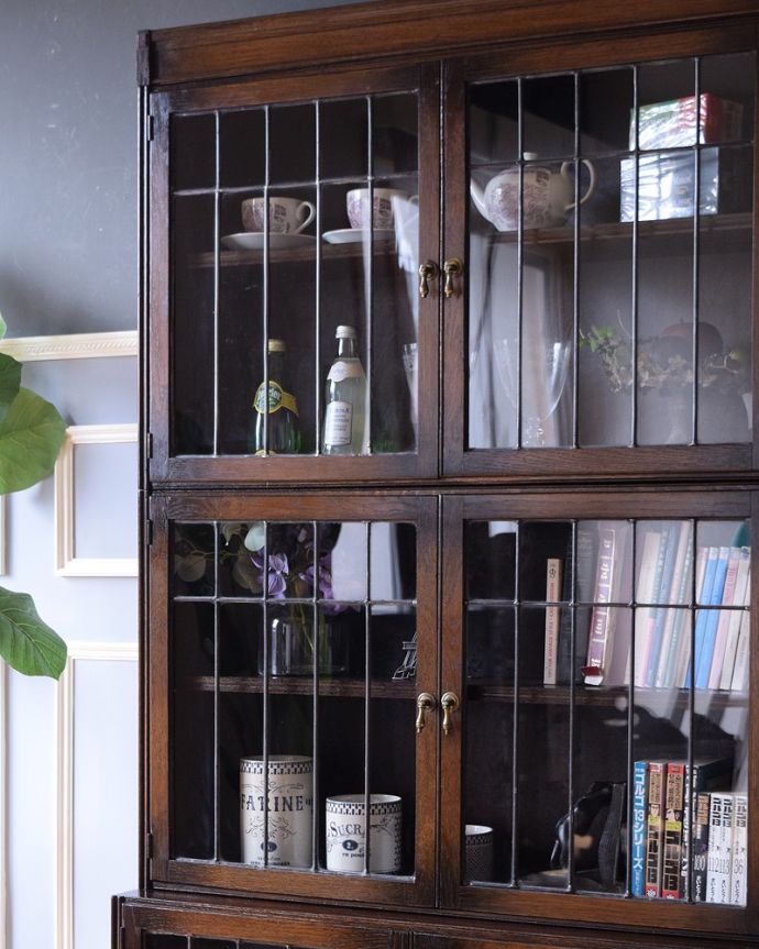 アンティークのキャビネット　アンティーク家具　美しい英国輸入アンティーク家具、ガラス扉がお洒落なブックケース（ガラスキャビネット） 。まずはステンドグラスを楽しみましょう現代のように機械が発達していない時代に作られたステンドグラス。(q-1683-f)