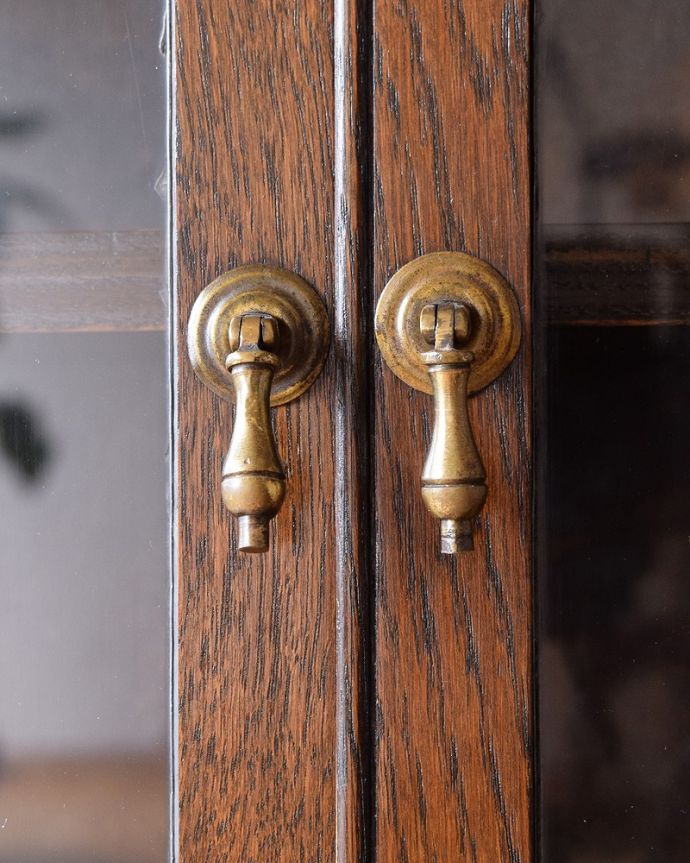 アンティークのキャビネット　アンティーク家具　美しい英国輸入アンティーク家具、ガラス扉がお洒落なブックケース（ガラスキャビネット） 。開ける度にワクワク･･･取っ手もアンティーク家具らしいデザインです。(q-1683-f)