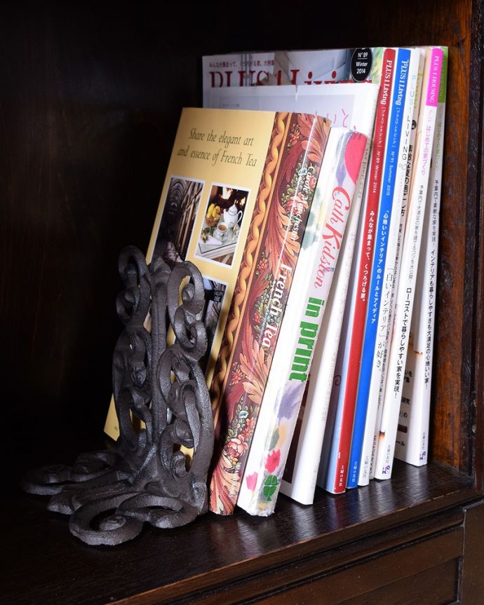 アンティークのキャビネット　アンティーク家具　美しい英国輸入アンティーク家具、ガラス扉がお洒落なブックケース（ガラスキャビネット） 。扉の中は収納たっぷりA4サイズの雑誌までしっかり収納出来ちゃう大きさ。(q-1683-f)