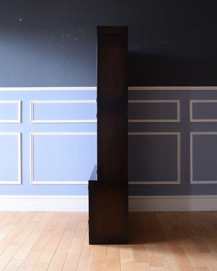 アンティークのキャビネット　アンティーク家具　美しい英国輸入アンティーク家具、ガラス扉がお洒落なブックケース（ガラスキャビネット） 。横から見ると･･･横から見るとこんな感じ。(q-1683-f)