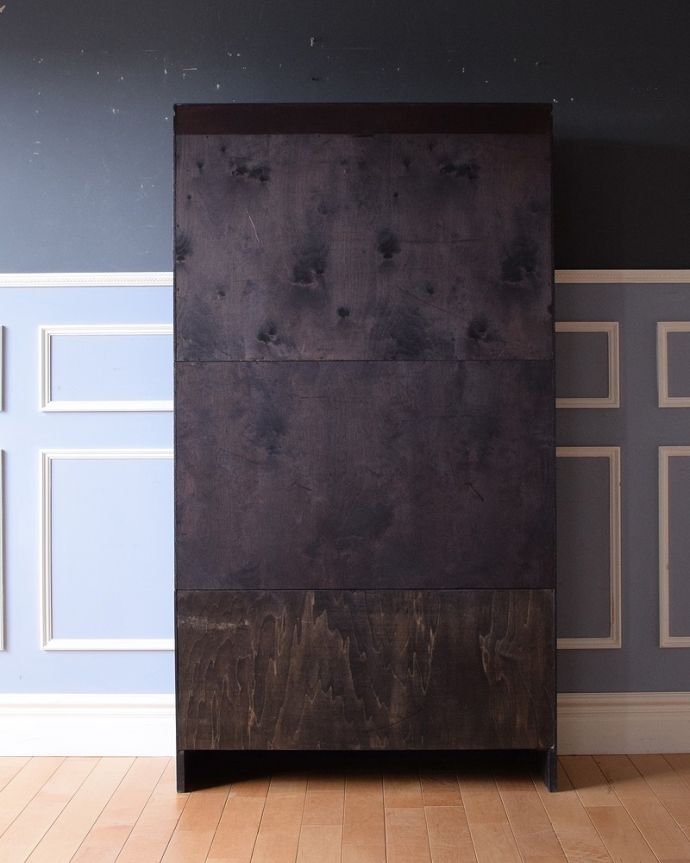 アンティークのキャビネット　アンティーク家具　美しい英国輸入アンティーク家具、ガラス扉がお洒落なブックケース（ガラスキャビネット） 。後ろ姿もキレイです。(q-1683-f)