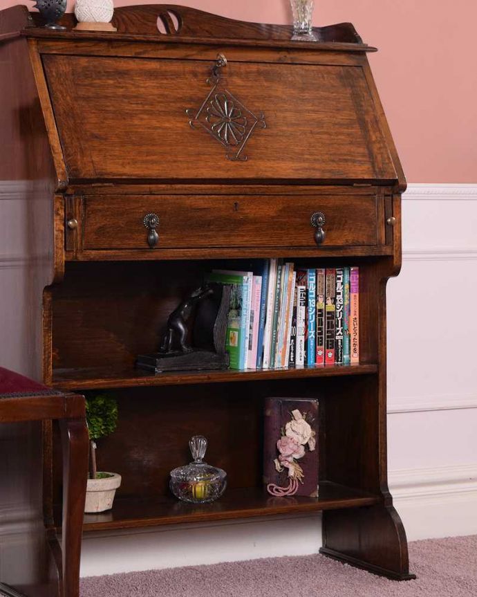 ビューロー　アンティーク家具　どこでも置ける小さなアンティーク家具、お花の彫刻が素敵なスチューデントビューロー。普段は本棚として使えるオープンキャビネットビューローの下の部分は本棚として作られたオープン棚。(q-1684-f)