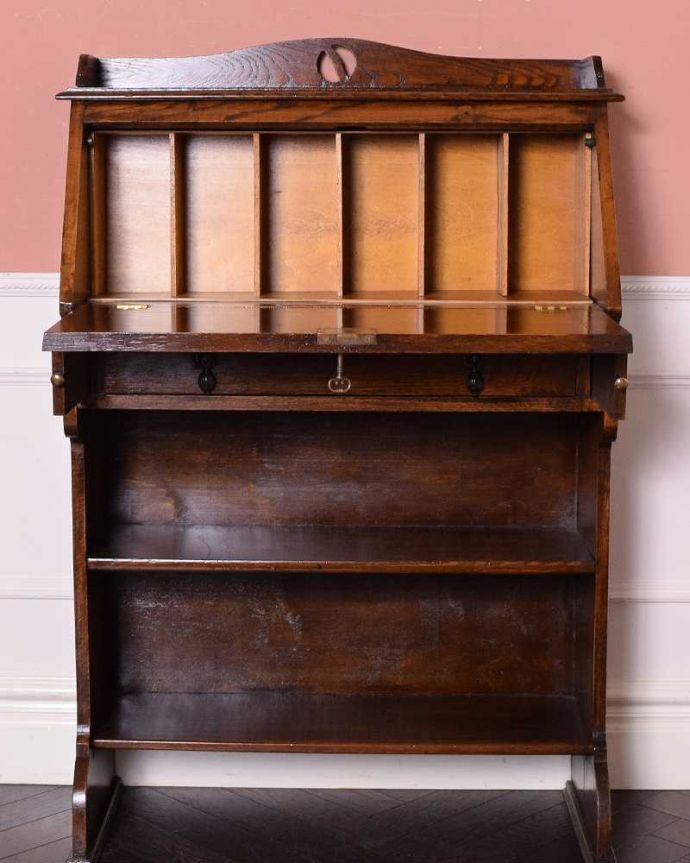 ビューロー　アンティーク家具　どこでも置ける小さなアンティーク家具、お花の彫刻が素敵なスチューデントビューロー。お片付け上手になれる仕切り扉の中身は整理整頓しやすいように細かく仕切られています。(q-1684-f)