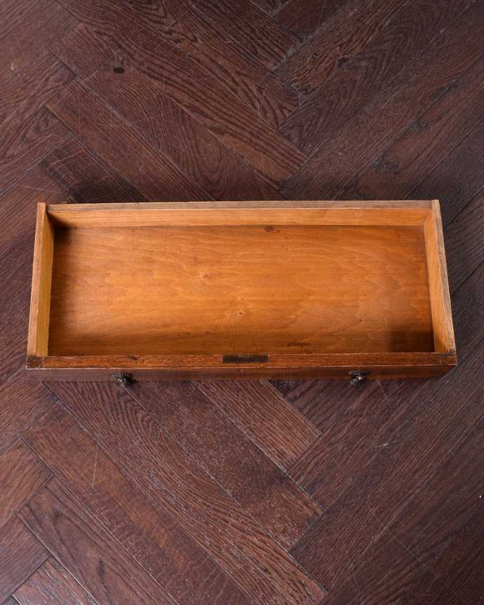 ビューロー　アンティーク家具　どこでも置ける小さなアンティーク家具、お花の彫刻が素敵なスチューデントビューロー。何でも収納できる引き出しもちろん、引き出しの中もキレイに修復しました。(q-1684-f)