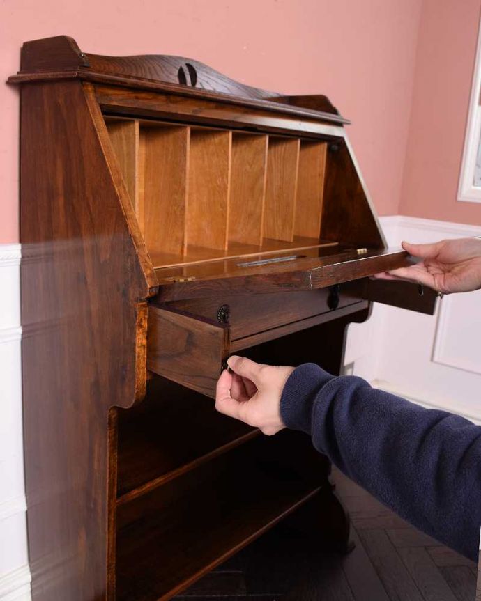 ビューロー　アンティーク家具　どこでも置ける小さなアンティーク家具、お花の彫刻が素敵なスチューデントビューロー。あっという間にデスクが登場扉を前に倒すだけで、簡単にデスクになります。(q-1684-f)