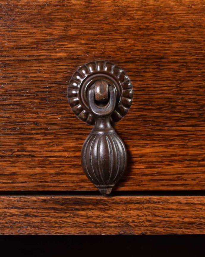 ビューロー　アンティーク家具　どこでも置ける小さなアンティーク家具、お花の彫刻が素敵なスチューデントビューロー。アンティークらしい取っ手取っ手にもこだわりが感じられます。(q-1684-f)