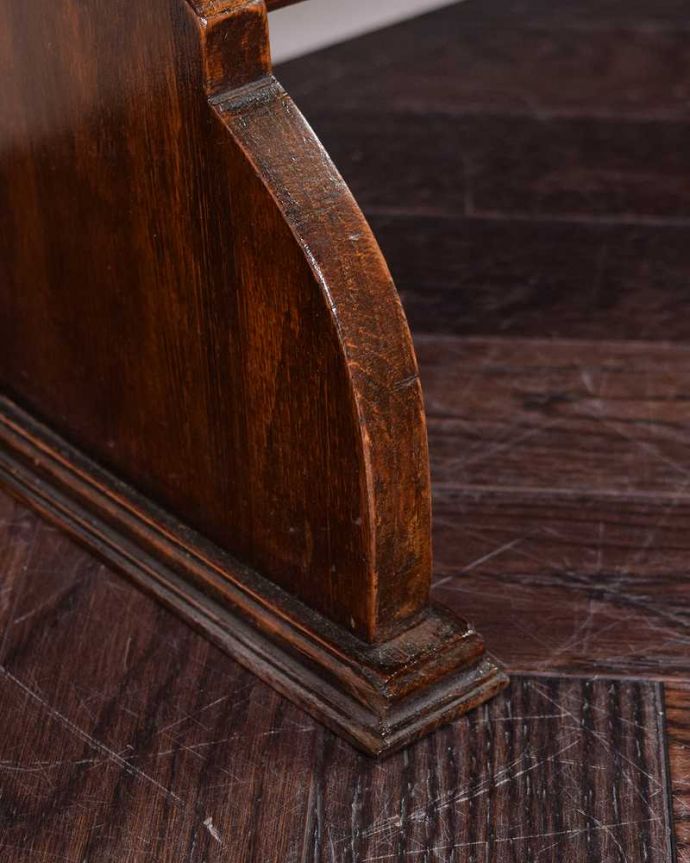 ビューロー　アンティーク家具　どこでも置ける小さなアンティーク家具、お花の彫刻が素敵なスチューデントビューロー。女性１人でラクラ運べちゃうんですHandleのアンティークは、脚の裏にフェルトキーパーをお付けしています。(q-1684-f)