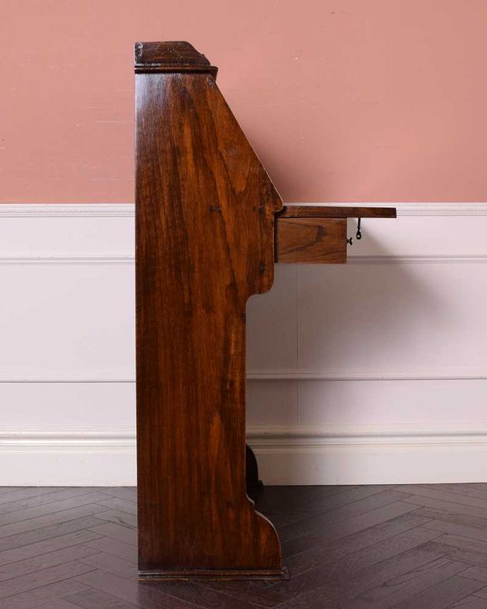 ビューロー　アンティーク家具　どこでも置ける小さなアンティーク家具、お花の彫刻が素敵なスチューデントビューロー。横から見ても素敵なんですもちろん、横から見てもキレイに仕上がっているので、いろんな場所に置いて使って下さい。(q-1684-f)