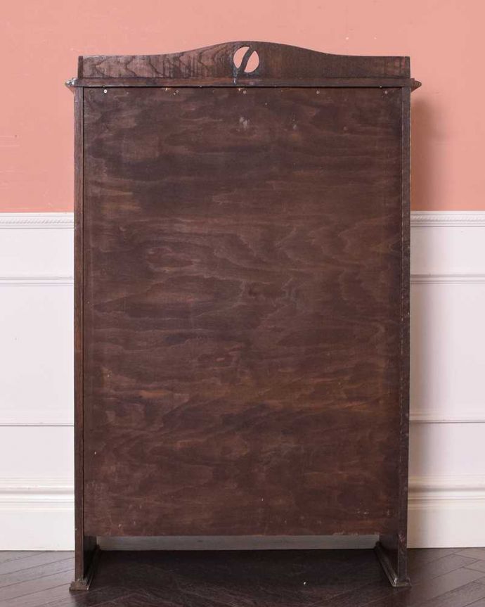 ビューロー　アンティーク家具　どこでも置ける小さなアンティーク家具、お花の彫刻が素敵なスチューデントビューロー。もちろん後ろ姿もキレイですアンティークは新品ではないので、もちろん経年変化によるキズはあります。(q-1684-f)