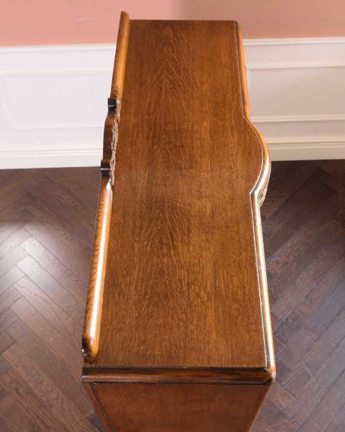 アンティークのキャビネット　アンティーク家具　花の彫りが華やかなアンティークの英国家具、鍵付きのブックケース（本棚）。天板もキレイに仕上げました。(q-1685-f)