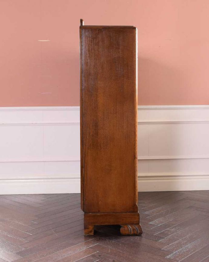 アンティークのキャビネット　アンティーク家具　花の彫りが華やかなアンティークの英国家具、鍵付きのブックケース（本棚）。横から見てもステキ横顔だって英国アンティークらしくカッコイイんです。(q-1685-f)