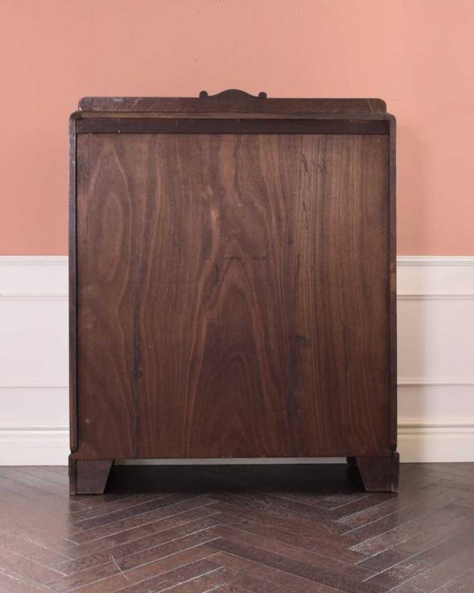 アンティークのキャビネット　アンティーク家具　花の彫りが華やかなアンティークの英国家具、鍵付きのブックケース（本棚）。後ろ姿にも気を使ってますアンティークは新品ではないので、もちろん経年変化によるキズはありますが、専門の職人がキレイにお直しをしているので、後ろ姿までキレイです。(q-1685-f)