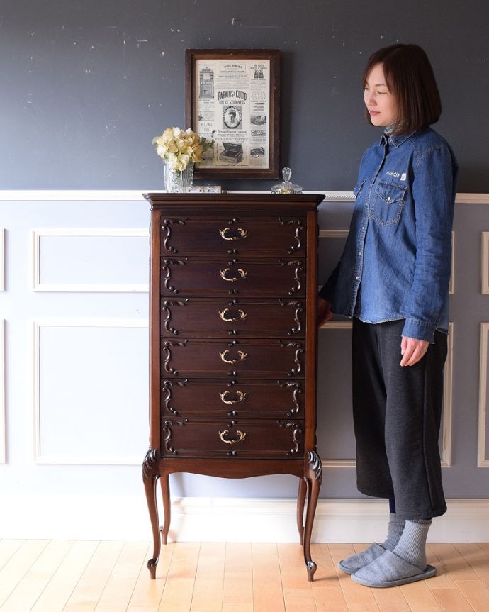 アンティークのチェスト アンティーク家具 ゴールドの装飾が優雅なアンティークチェスト、イギリス輸入の家具。大人の雰囲気が漂う人気のアンティークチェストスラーッとスタイルがよく、高級感があって女性らしいシルエット。(q-1687-f)