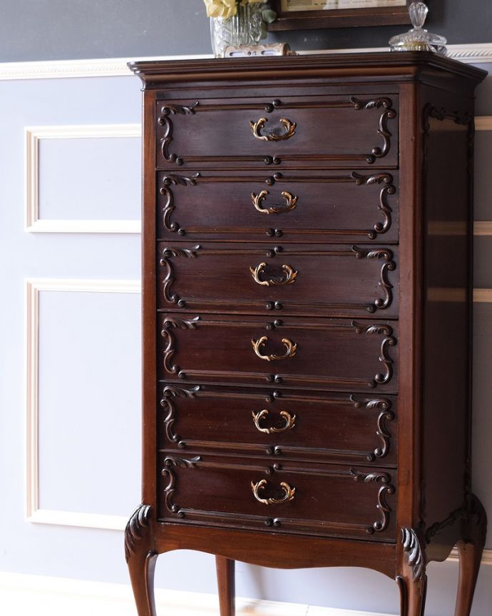 アンティークのチェスト アンティーク家具 ゴールドの装飾が優雅なアンティークチェスト、イギリス輸入の家具。収納だけじゃなく見た目でも楽しめます女性らしく素敵なデザインなので、チェストと言っても収納として使うだけじゃなく、置くだけでワクワクしてしまうアンティーク。(q-1687-f)