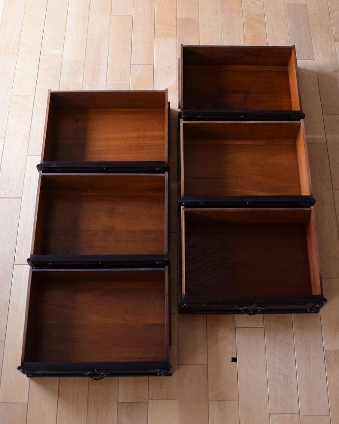 アンティークのチェスト アンティーク家具 ゴールドの装飾が優雅なアンティークチェスト、イギリス輸入の家具。キレイに修復したので、何を入れてもOKです。(q-1687-f)