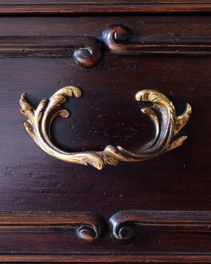 アンティークのチェスト アンティーク家具 ゴールドの装飾が優雅なアンティークチェスト、イギリス輸入の家具。取っ手もアンティークらしいデザインアンティーク家具の取っ手は、なんだか高級感があるんですよね。(q-1687-f)