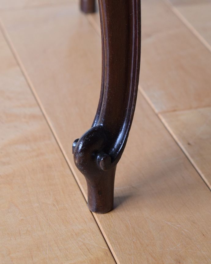 アンティークのチェスト アンティーク家具 ゴールドの装飾が優雅なアンティークチェスト、イギリス輸入の家具。女性1人でラクラク運べちゃう仕掛けHandleのアンティークは、脚の裏にフェルトキーパーをお付けしています。(q-1687-f)