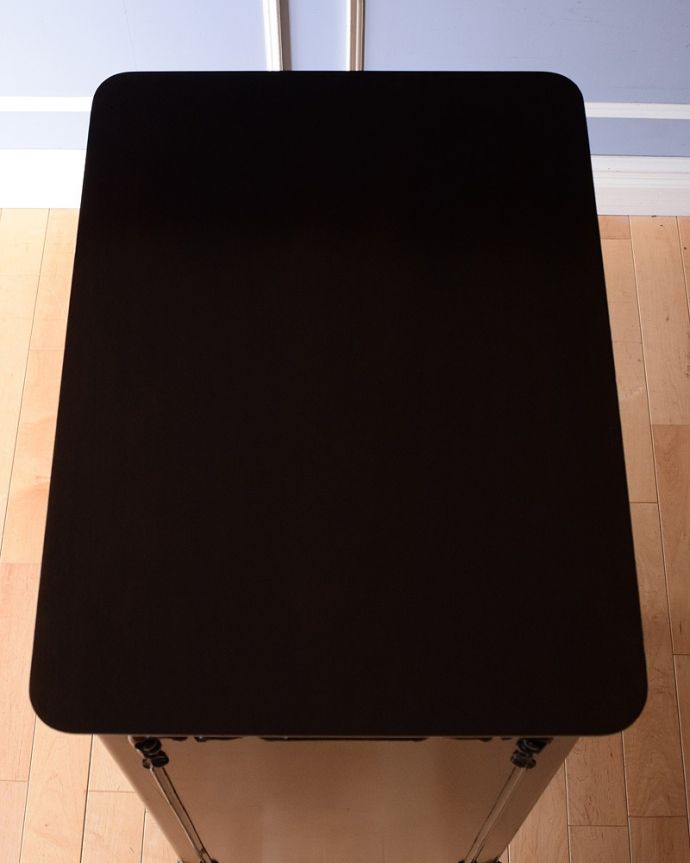 アンティークのチェスト アンティーク家具 ゴールドの装飾が優雅なアンティークチェスト、イギリス輸入の家具。上から見ると・・・天板を上から見るとこんな形です。(q-1687-f)